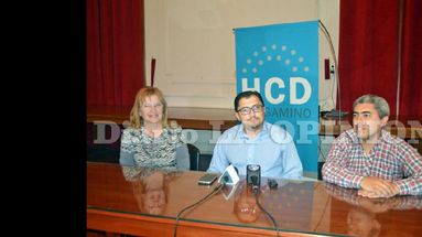 Lucio Tezón flanqueado por Graciela Nemi y César Gómez Córdoba. (LA OPINION)