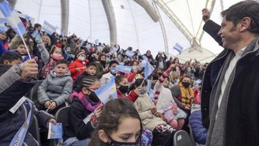 Kicillof encabezó la promesa de lealtad a la Bandera de estudiantes de cuarto grado de las escuelas primarias de 15 distintos distritos de la Provincia.