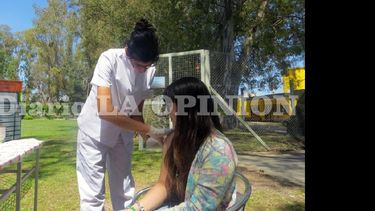 Varios jóvenes se vacunaron contra la Fiebre Hemorrágica Argentina. (LA OPINION)