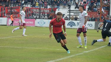 Fabricio Leñador González celebra el primer gol de Douglas Haig en el triunfo ante Defensores. Fabricio Leñador González celebra el primer gol de Douglas Haig en el triunfo ante Defensores.