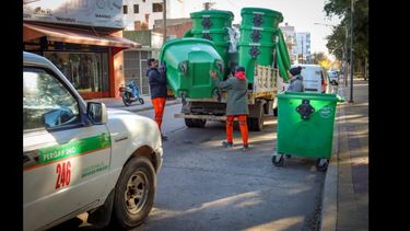 Ayer al mediodía personal municipal empezó a colocar los nuevos recipientes verdes. Ayer al mediodía personal municipal empezó a colocar los nuevos recipientes verdes.