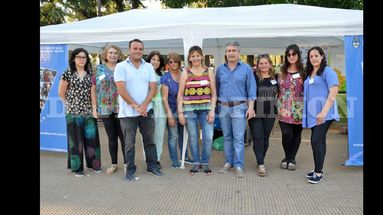 El equipo de trabajo del Centro de Referencia del Ministerio de Desarrollo Social de la Nación junto a Javier Martínez. (LA OPINION)