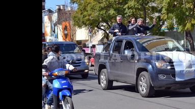 Los máximos referentes de Cambiemos, militantes y simpatizantes recorrieron las calles de la ciudad en vehículos. (LA OPINION)