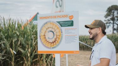 Supra Semillas en Todo Láctea. Héctor López explicando aspectos fundamentales del momento del picado y línea de leche. Supra Semillas en Todo Láctea. Héctor López explicando aspectos fundamentales del momento del picado y línea de leche.