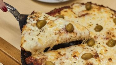 La pizza al molde y el corte a cuchilla conforman la identidad de las mejores pizzerías de Buenos Aires. La pizza al molde y el corte a cuchilla conforman la identidad de las mejores pizzerías de Buenos Aires.