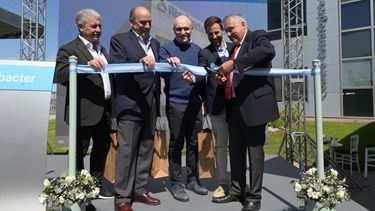 El intendente Javier Martínez, Guillermo Francos, José Luis Espert junto a Ricardo Yapur en el corte de cintas. El intendente Javier Martínez, Guillermo Francos, José Luis Espert junto a Ricardo Yapur en el corte de cintas.