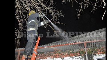 Los incendios estructurales y de pastizales representan un trabajo constante para el cuartel local.  (LA OPINION)