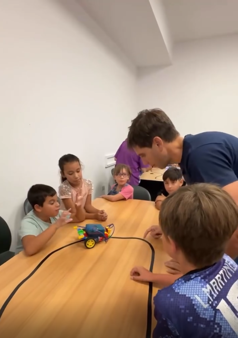 San Nicolás: El intendente Santiago Passaglia visitó la colonia de robótica que ya formó a casi 300 chicos