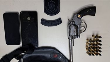 Los jóvenes fueron detenidos en barrio Acevedo tras una persecución policial. En el auto llevaban un revólver calibre 38 con 22 municiones. Los jóvenes fueron detenidos en barrio Acevedo tras una persecución policial. En el auto llevaban un revólver calibre 38 con 22 municiones.