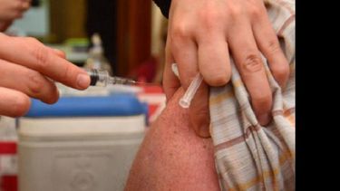 Pami desarrolla la campaña de inmunización a través de las farmacias.(ARCHIVO LA OPINION)
