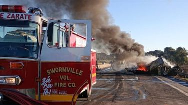 Incendio total de un camion cargado con cubiertas en la Rita 193, cerca de la planta de Toyota de Zárate Incendio total de un camion cargado con cubiertas en la Rita 193, cerca de la planta de Toyota de Zárate