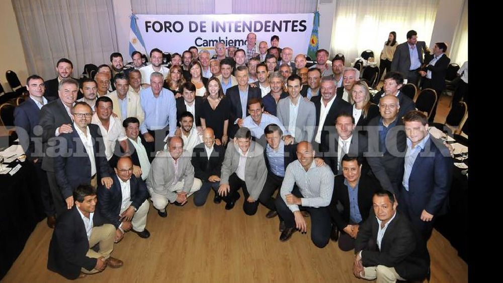 Javier Martínez, al lado del presidente Mauricio Macri en la tradicional foto grupal. (CAMBIEMOS)