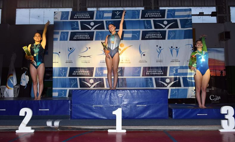 Guadalupe Aranibe en el segundo lugar del podio durante la premiación en Mar de Ajó. Guadalupe Aranibe en el segundo lugar del podio durante la premiación en Mar de Ajó.