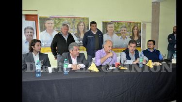 Llan de Rosos, Martínez, Venegas, Ritondo, Tezón y atrás parados referentes de la Uatre seccional Pergamino. (LA OPINION)