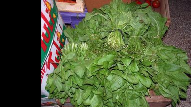 Las lluvias y el frío, influyeron en la producción de la verdura de hoja. (ARCHIVO LA OPINION)