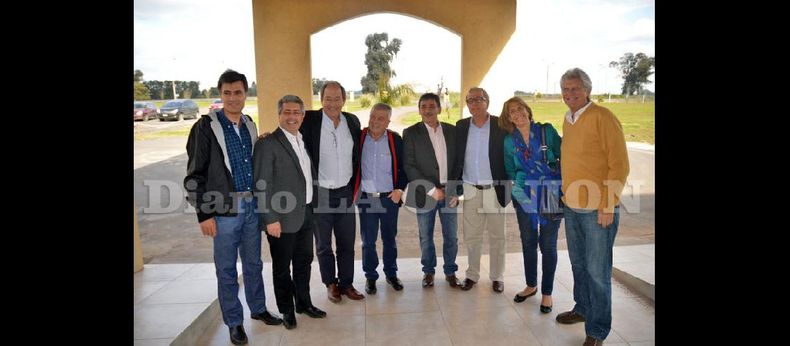 Recién llegado a nuestra ciudad, el senador saludó a Omar Pacini, Javier Martínez, funcionarios municipales, candidatos a senadores y referentes de Cambiemos.  (LA OPINION)