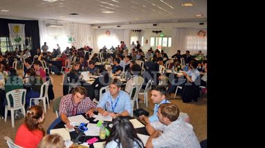 Organizadores y participantes en la foto del cierre.  (LA OPINION)