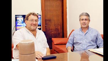 Marcelo Inglesini, representante del ente ejecutor Fecootra y el intendente Javier Martínez. (MUNICIPALIDAD DE PERGAMINO)