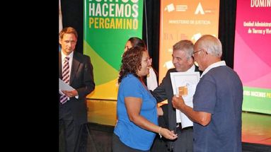 El intendente Omar Pacini encabezó ayer la entrega de las escrituras a las familias beneficiadas. (LA OPINION)