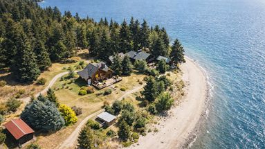 Graffiti Camp Patagonia: Referentes del graffiti Argentino se juntan hacer arte en frente al lago Nahuel Huapi Graffiti Camp Patagonia: Referentes del graffiti Argentino se juntan hacer arte en frente al lago Nahuel Huapi