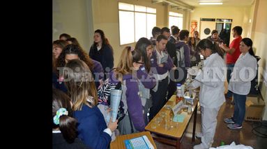 Jóvenes de Pergamino y la región visitan el Instituto. Uno de los mayores atractivos: el trabajo con animales. (LA OPINION)