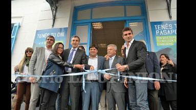 Randazzo realizó el corte de cintas que dejó inaugurada la remodelada sede de la exEstación del Belgrano, sede del Centro de Documentación Rápida. (LA OPINION)