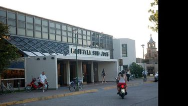El Hospital San José volvió a ser blanco de la agresión de un hombre que rompió vidrios. (ARCHIVO la opinion)