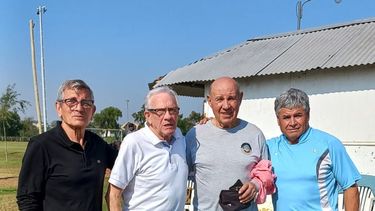 Los organizadores del torneo con los homenajeados Oscar Colella y Rodolfo Godoy Los organizadores del torneo con los homenajeados Oscar Colella y Rodolfo Godoy