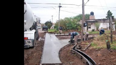 Los badenes se vienen construyendo junto a la extensión del cordón cuneta en la zona norte de la ciudad. (MUNICIPIO DE PERGAMINO)