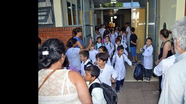 Al igual que ayer, los niños concurrirán hoy a clases, pero el lunes la situación se revertirá debido a los paros. (LA OPINION)