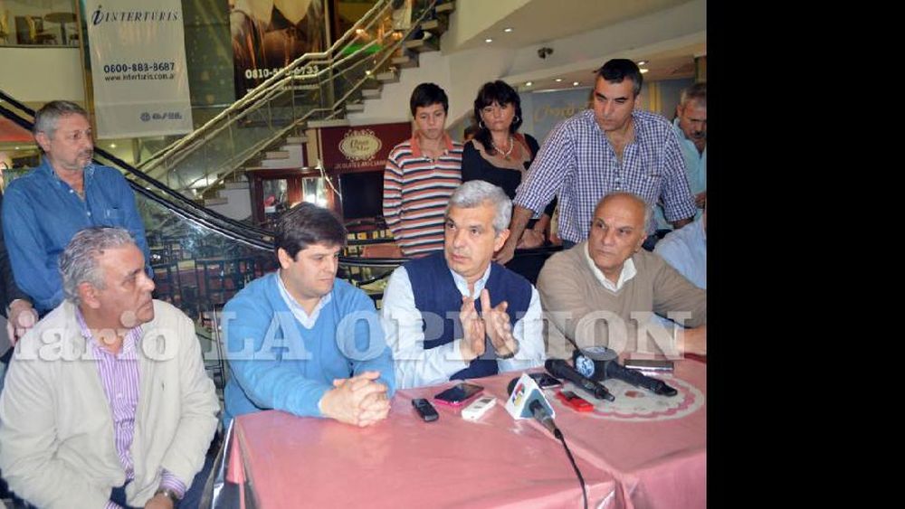 Julián Domínguez, rodeado de dirigentes pergaminenses de su espacio, defendió la política kirchnerista. (LA OPINION)