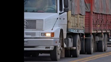 Los vehículos de gran porte generan problemas en las calles de la ciudad. (LA OPINION)