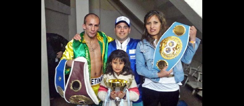 Julián Chispita Aristule luego del triunfo junto a Anahí La Indiecita Sánchez, la hija de ambos y el profesor Agustín Felice. (AGUSTIN FELICE)