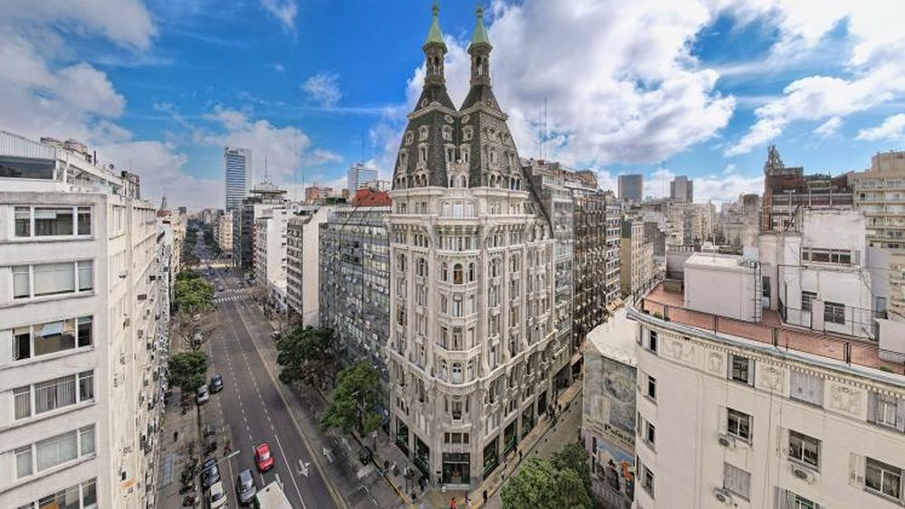 “Buenos Aires Revelada” combina la sensibilidad estética con una reflexión sobre el patrimonio arquitectónico cotidiano, ese que no siempre está protegido pero constituye la memoria visual de los porteños. “Buenos Aires Revelada” combina la sensibilidad estética con una reflexión sobre el patrimonio arquitectónico cotidiano, ese que no siempre está protegido pero constituye la memoria visual de los porteños.