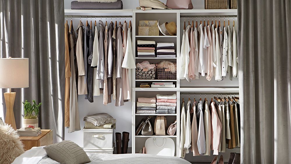 El concepto de open closet (clóset abierto o vestidor sin puertas) es una tendencia de diseño que elimina las estructuras cerradas para transformar el guardado en parte de la decoración. Esta solución es ideal para maximizar espacios pequeños, ya que la ausencia de puertas genera una sensación de mayor amplitud y fluidez. El concepto de open closet (clóset abierto o vestidor sin puertas) es una tendencia de diseño que elimina las estructuras cerradas para transformar el guardado en parte de la decoración. Esta solución es ideal para maximizar espacios pequeños, ya que la ausencia de puertas genera una sensación de mayor amplitud y fluidez.
