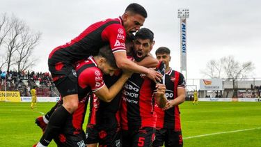 El Rojinegro irá por otro festejo para afirmarse en la punta de la Reválida. El Rojinegro irá por otro festejo para afirmarse en la punta de la Reválida.