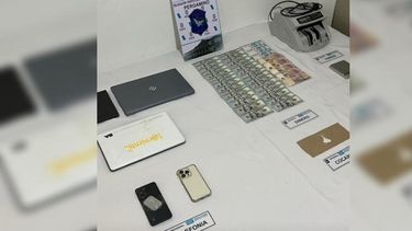 En el escondite del prófugo, que lideraba la banda, secuestraron dólares, celulares, una máquina de contar billetes y computadoras.