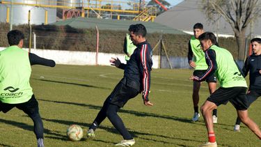 Douglas se entrena pensando en el próximo partido. El plantel sumó minutos de juego en una práctica formal. Douglas se entrena pensando en el próximo partido. El plantel sumó minutos de juego en una práctica formal.
