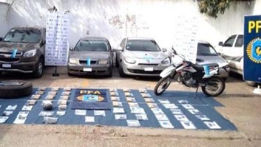 Parte de la droga y los vehículos que se secuestraron en uno de los allanamientos realizados por la Policía Federal. (POLICIA FEDERAL ARGENTINA)