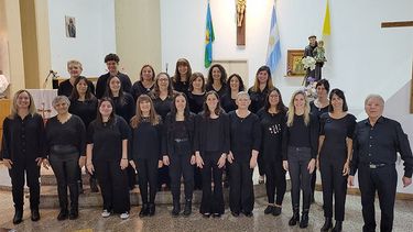 El Coro Femenino Pergamino está conformado por 20 cantantes y cuenta con una destacada trayectoria en el circuito coral regional. El Coro Femenino Pergamino está conformado por 20 cantantes y cuenta con una destacada trayectoria en el circuito coral regional.