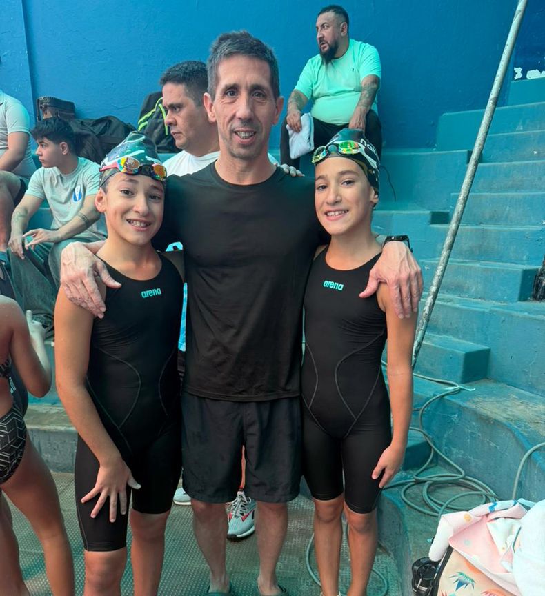 Las mellizas Arbeleche junto al entrenador Federico Del Gesso en Santa Fe.