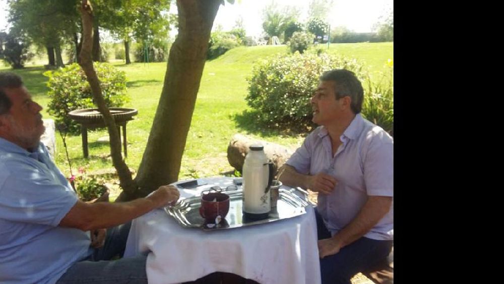 Jorge Elustondo y Javier Martínez, en una extensa charla ayer a la mañana en Pergamino. (PAULA ELUSTONDO)