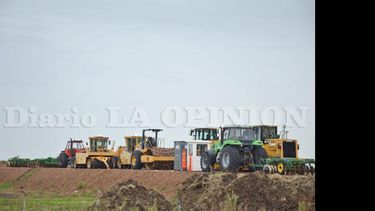La lluvia impuso un parate temporal al buen ritmo que han recobrado los trabajos. (LA OPINION)