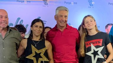 Soledad Aita con la Estrella Dorada y Helena Arbeleche con la Plateada, junto a autoridades de la AAP.