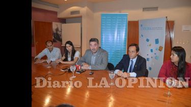 Ignacio Doddi, Ivana Coronel, Guillermo Tamarit, Juan Pablo Itoiz y Agostina Bonardi, durante la presentación oficial. (LA OPINION)