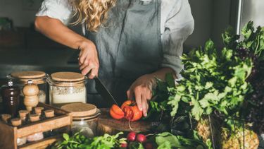 Consumir alimentos de manera consciente puede ayudar a enfrentar la crisis climática, proteger la biodiversidad y apoyar a las comunidades locales. Consumir alimentos de manera consciente puede ayudar a enfrentar la crisis climática, proteger la biodiversidad y apoyar a las comunidades locales.