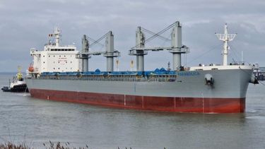 El buque Parabólica, con bandera de Liberia y más de 10.000 t de porotos, arribará al muelle de la Cabecera antes de partir hacia Venezuela. El buque Parabólica, con bandera de Liberia y más de 10.000 t de porotos, arribará al muelle de la Cabecera antes de partir hacia Venezuela.
