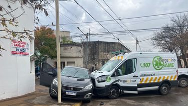 Chocaron: La ambulancia de Same y el automóvil Peugeot quedaron sobre la vereda de la ochava sureste tras el impacto. Chocaron: La ambulancia de Same y el automóvil Peugeot quedaron sobre la vereda de la ochava sureste tras el impacto.