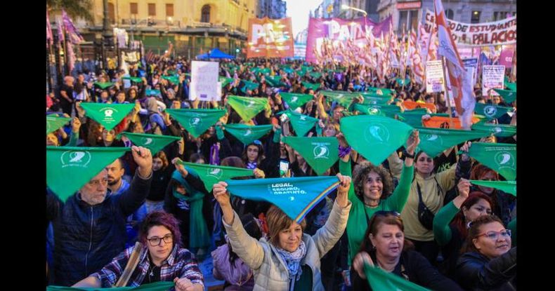 Foto de archivo del Pañuelazo durante el acto de culminación de la marcha unitaria de Plaza de Mayo al Congreso de organizaciones feministas por el derecho al aborto.