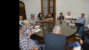 Representantes del Ejecutivo se reunirán esta tarde a las 13:00 para conocer la respuesta de los gremios por la nueva oferta salarial. (LA OPINION)